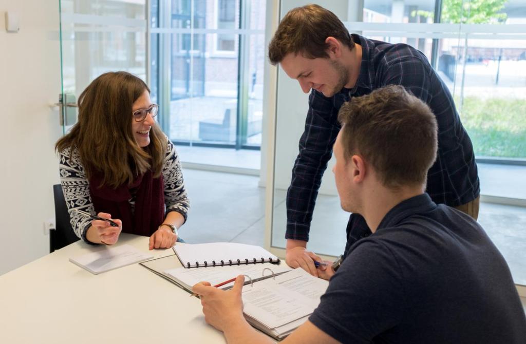 A. Wie zijn we? Bij stad en OCMW Lier zetten meer dan 600 enthousiaste medewerkers zich elke dag in voor een klantvriendelijke dienstverlening.