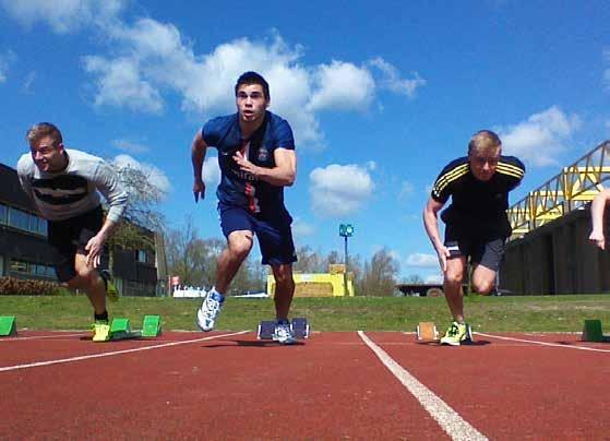 Tijdens het eerste jaar van de opleiding werk je aan je eigen vaardigheidsniveau in een waaier aan sporttakken die zowel in de schoolse context als in de vrijetijdssector sterk in trek zijn.