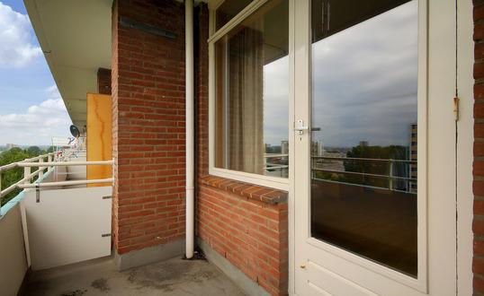 In de badkamer vind je de douche, wastafel en wasmachineaansluiting. De toiletruimte is separaat.