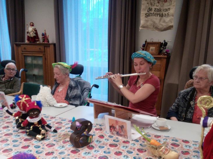 Er zullen kraampjes zijn met leuke spulletjes, kerstmuziek en natuurlijk allerlei lekkers om te eten en te drinken. U kunt hiervoor munten kopen aan de kassa.