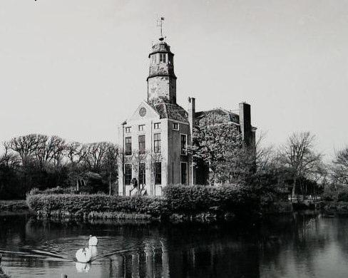 Afb. 4. Het huis Duinbeek Bron: Beeldbank Zeeuwse Bibliotheek Van den Brande deed meer met zijn heerlijkheid dan alleen een buitenplaats aanleggen: hij breidde tevens het dorp uit.
