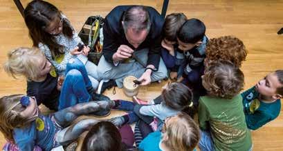 De rondleider vraagt: Stel dat wat je hier ziet afgebeeld het einde van een verhaal zou is, wat zou dan het verhaal zijn?