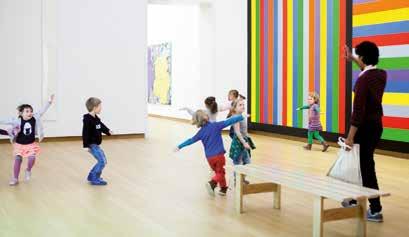 Ook moet hij flexibel kunnen inspelen op alles wat zich in een museum onverwacht kan voordoen: een groep die te laat is, een schilderij dat niet meer op zijn plek blijkt te hangen, een andere