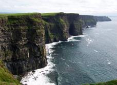 Zo bereiken we aan de kust de indrukwekkende Cliffs of Moher, 200m hoge kliffen die loodrecht boven de zee uitrijzen.