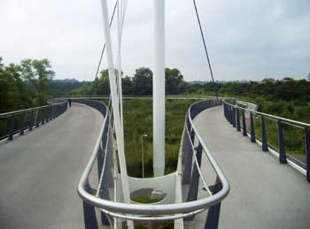 Wellicht kunnen fietsers wel begrip opbrengen voor een grotere hoogteverschil, omdat dit nu eenmaal nodig is om het kanaal of de spoorweg te overbruggen.