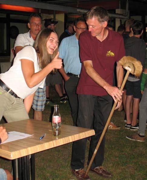 6 Onder een begeesterend enthousiasme gaf iedereen het beste van zichzelf: om ter verst met af een toe een fausse keu. Er sneuvelde zelfs enkele bierglazen!