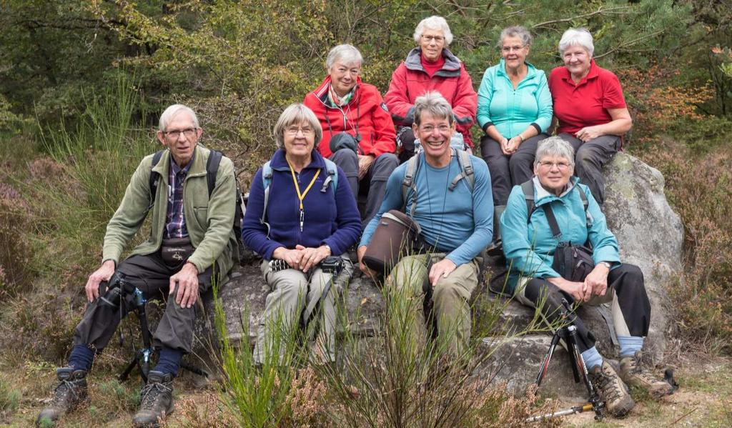 het maken van een groepsfoto. Ria van Gaal had daarvoor een goede plek uitgezocht midden in de heide waar we plaats namen op een grote zandstenen kei. En die foto is vast goed gelukt.