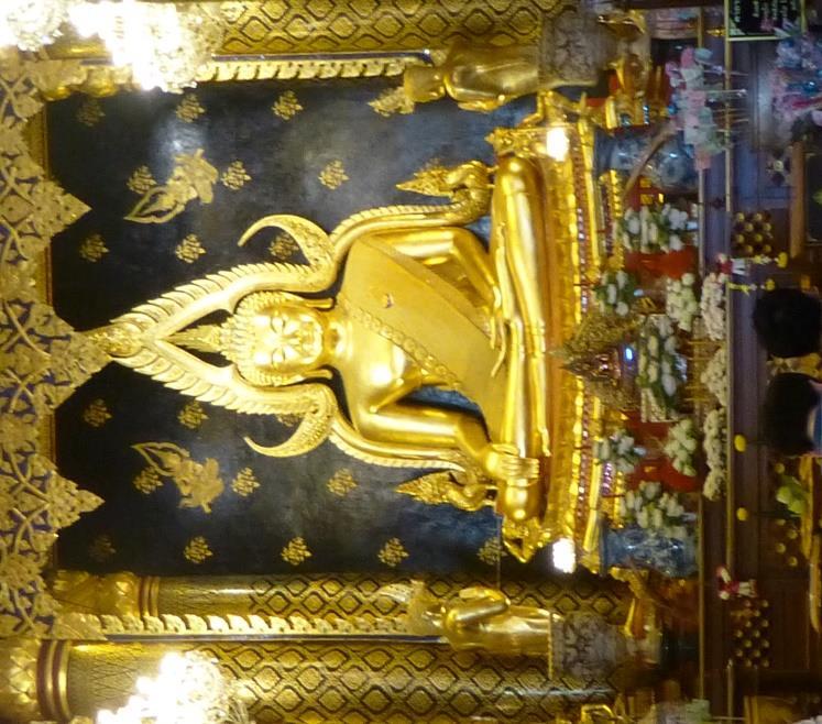 Bangkok) bevindt. Het is een gouden (met bladgoud vergulde) Glimlachende Boeddha omringd met een stralenkrans die uitmondt in naga(slang)koppen.