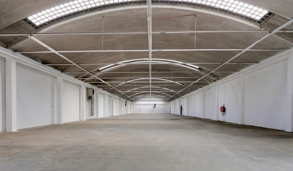 OPLEVERINGSNIVEAU Bedrijfsruimte Betonnen ondervloer met een asfalt bovenlaag met een draagvermogen van 1.
