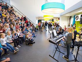 muziekvereniging of het meedoen aan een talenten jacht. Deze creatieve bezigheden vormen een belangrijke bijdrage aan de kwaliteit, creativiteit en vitaliteit van de Drentse samenleving.