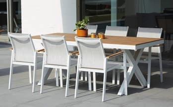 L 200 x B 89 cm. Met 6 stoelen met onderstel in zwart aluminium. Zitting in textilene. Kleur: wit-grijs. Set: 1.