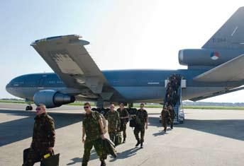 Een KDC-10 van het 334 Squadron brengt op zaterdag 26 maart materieel en 75 man personeel de main body naar de luchthaven Elmas van