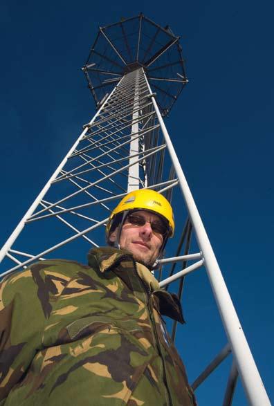 REPORTAGE Een dag op stap met Technicus Masten en Antennes Marcel Dompeling De Koninklijke Luchtmacht kent vele beroepsgroepen. Sommige zijn bekend, andere springen minder in het oog.