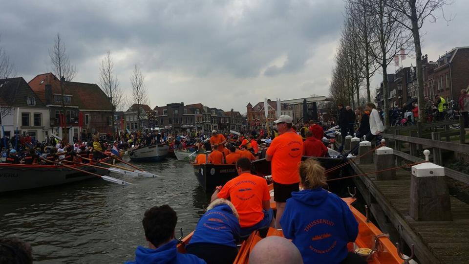 ONZE EERSTE WEDSTRIJD IN WEESP Samen met de heren verzamelde we rond 9 uur bij het botenhuis voor de reis naar Weesp. Het weekend zou veelbelovend worden, Prachtig weer was voorspeld.