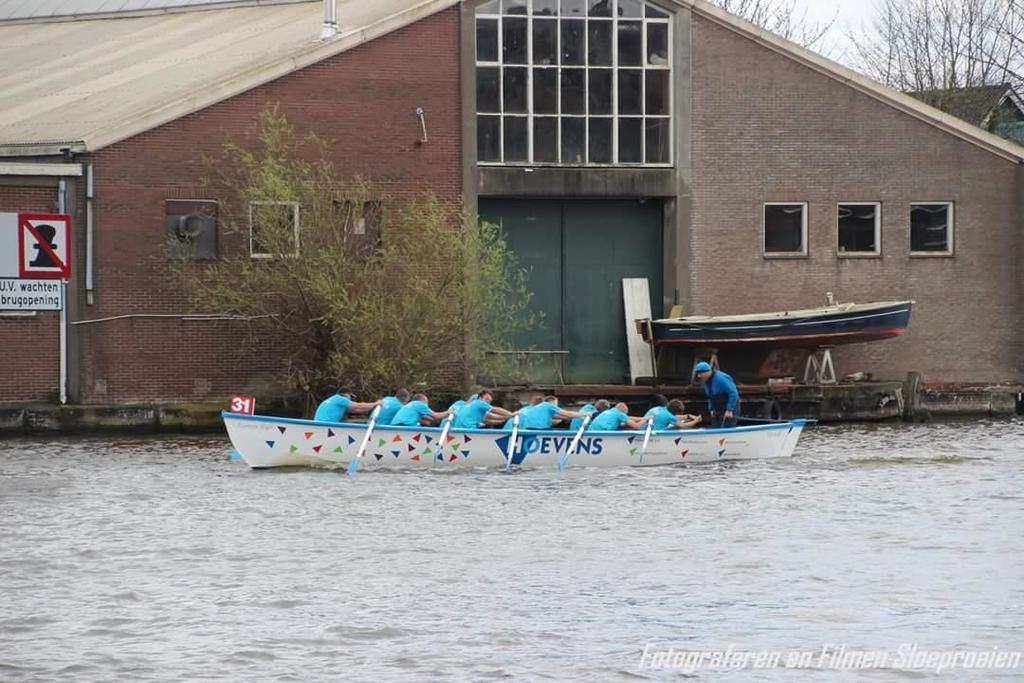 cultuur opsnuiven en PK s bewonderen in het Louwman museum. Nadat we de damesteams hadden zien starten en finishen en de drakenboten hadden bewonderd was het onze beurt.