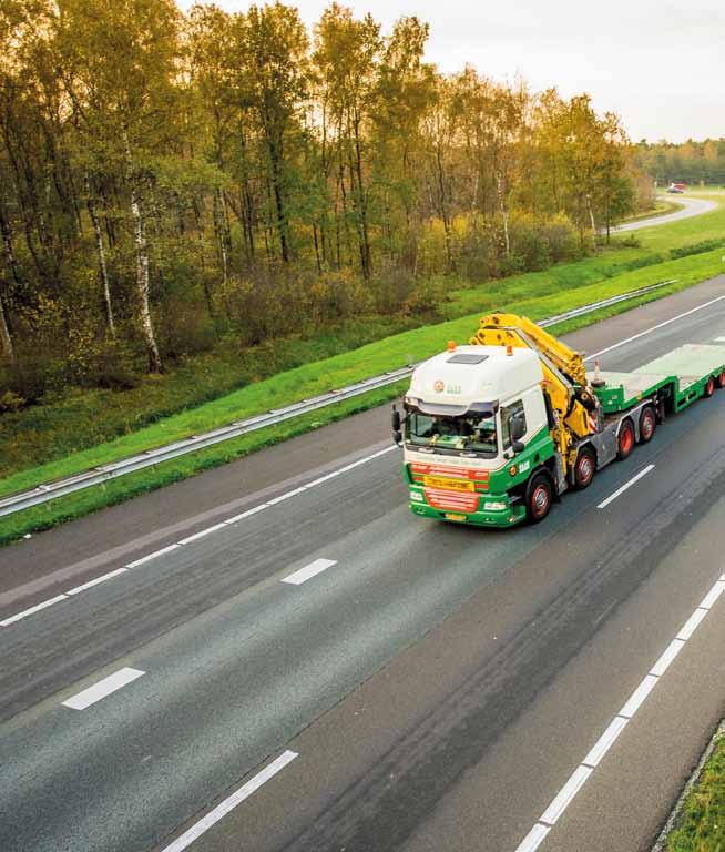 TON 75 12-17 p 42 Multi-inzetbaar De kraanwagen van Alex is multiinzetbaar. Vandaag rijd ik met een lege wagen.