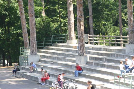 Bomen staan in de trap en brengen het groen van het park tot dicht bij het Overstapplein.