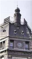 De beiaard van het Federaal Parlement In 1985 werd een automatisch klokkenspel van negen klokjes geïnstalleerd in het Huis van de Parlementsleden, waarvan de architect Henri Beyaert is.