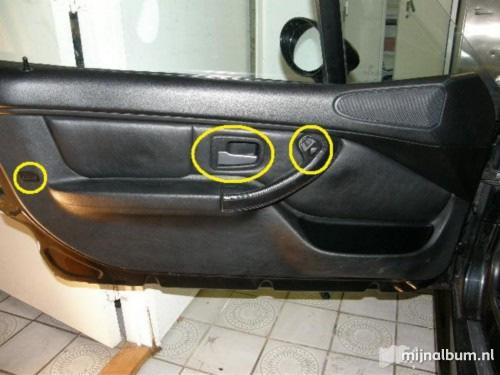 Stap 1 Het deurpaneel wordt vastgehouden door: - 1 torx achter het kapje "airbag" - 1 torx achter het spiegelknopje - de plastic omlijsting