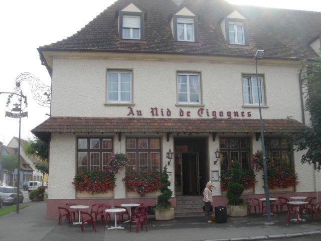 HOTEL AU NID DE CIGOGNES*** Hotel Au Nid De Cigognes ligt in het hart van de Elzas en op 5 minuten afstand van Colmar, Ribeauville, Riquewihr en Kaysersberg.