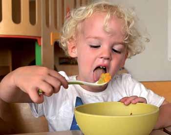 We hebben oog voor de veiligheid van het spel- voeding aanbieden en laten kennismaken met verschillende smaken. kinderen.