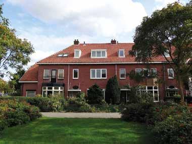 de woningen van bouwbureau j.e. baalbergen & a. volkers Jan Miense Molenaerplein 4, 5 en 6, deel van een ensemble van huizen dat in 1924 gebouwd werd. Sint op het dak in de Jan van Goyenstraat.