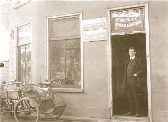 Bijna 100 jaar garage- en automobielbedrijf Van Lent Frans Harm Het begon in 1907 met een fietsenzaak In HeerlijkHeden 153 heeft u kunnen lezen welke vijf bestemmingen het Bronsteeterrein in vijf
