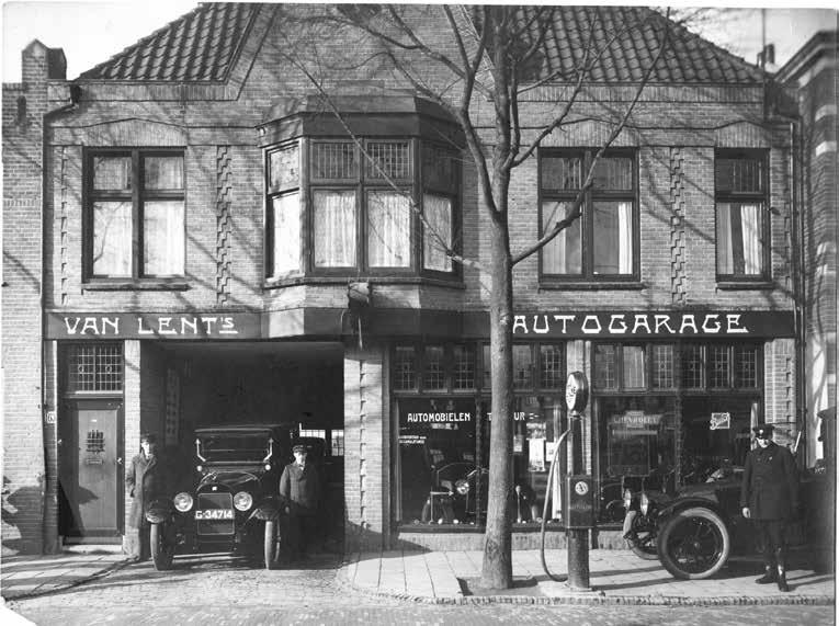 bijna 100 jaar garage- en automobielbedrijf van lent Raadhuisstraat 63-65, 1920. Kees van Lent jr. wordt bijgetankt, september 1923. Opening van Raadhuisstraat 53-57 door Kees van Lent jr, 1926.