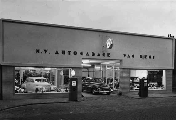 bijna 100 jaar garage- en automobielbedrijf van lent Amerikaanse auto s op het omliggende terrein. Ook caravans en trucks worden er getoond.