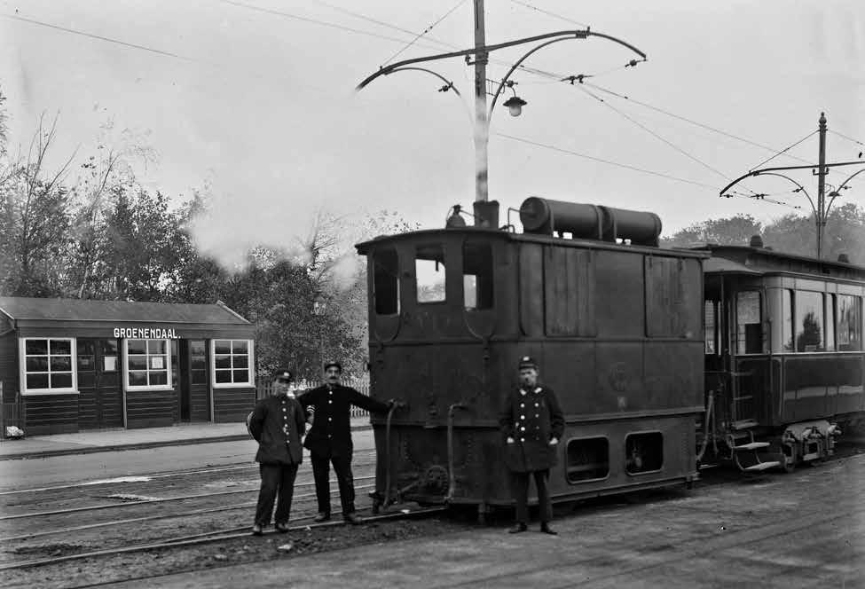 heemstede in beeld: collectie glasnegatieven 1928-1934 12 november 1929. Eindpunt van de stoomtram en het begin van de elektrische tram bij halte Groenendaal. Bij het huisje waren de zwemvijvers.