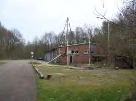 10 kent een heldere opzet door een rechte wegenstructuur waaraan de gebouwen en loodsen liggen. Bij de ingang bevindt zich een verhard plein.