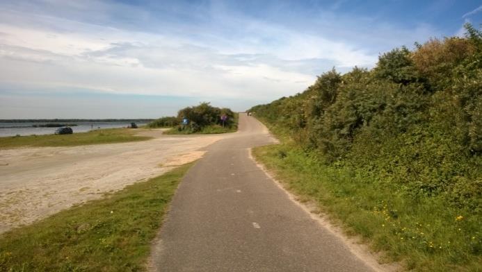 Delta. Ruiters oversteken naar linkerberm.