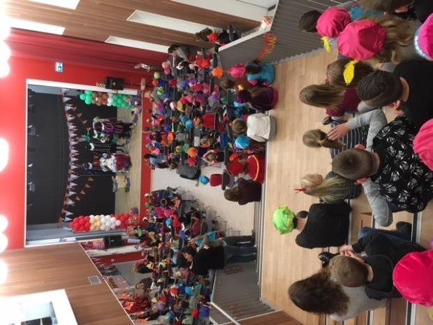 Groepen 1 t/m 4 bij Sint in de aula Sint in de klas surprise in groep 5 t/m 8 Allen die hieraan meegewerkt