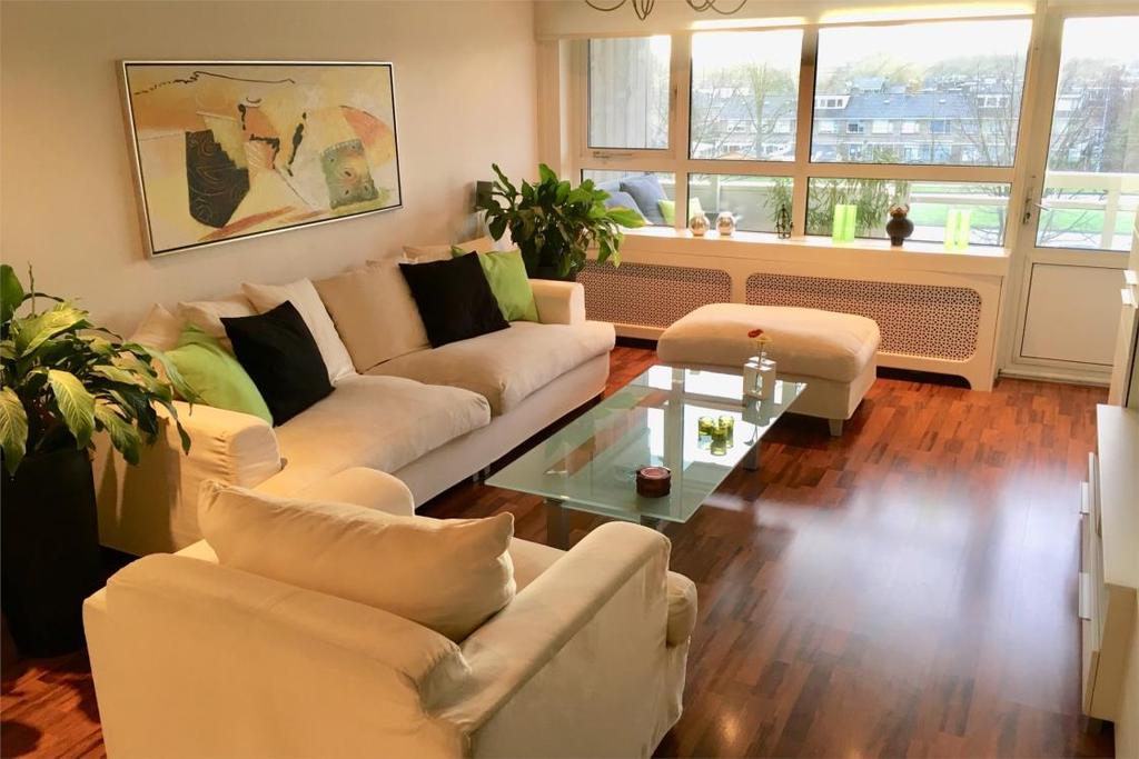 Omschrijving Mooi, goed onderhouden en centraal gelegen driekamer appartement voorzien van een gezellig balkon en ruime berging.