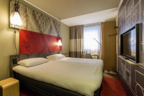 Hotel Ibis Centre Lac 3* in Genève Het ibis Geneve Centre Lac ligt in de wijk Paquis in Genève, op 800 meter van de Jet d'eau en op 1 km van de Sint-Pieterskathedraal.