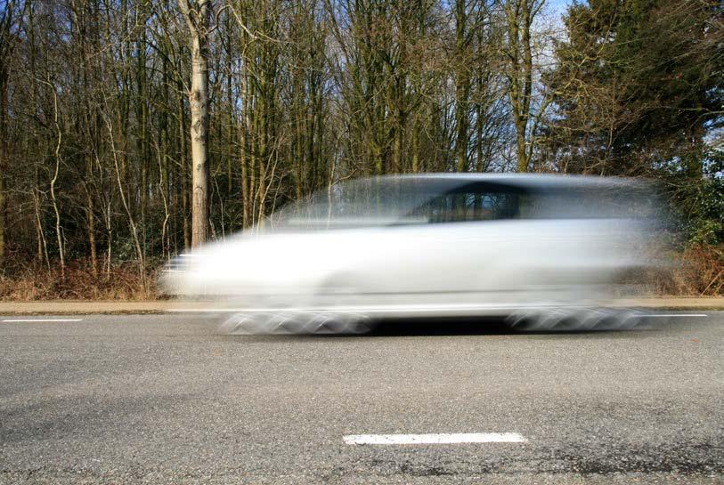 De rijdende auto werd gefotografeerd met een sluitertijd van 15 1 sec.