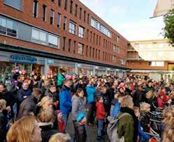 Traditiegetrouw eindigde de intocht bij het winkelcentrum, hier gaf Sinterklaas een toespraak. En natuurlijk hadden de pieten weer veel toffees meegenomen om mee te strooien.