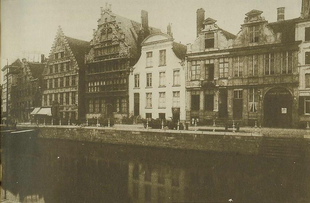 De Graslei omstreeks 1900 met van links naar rechts de hoge Constructie van De Inghel, het lagere eerste Korenmetershuis, het Korenstapelhuis, het tolhuisje, het 2 de Korenmetershuis van 1689 en De