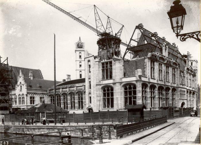 Het postgebouw is in volle aanbouw en de st Michielshelling, brug moet nog