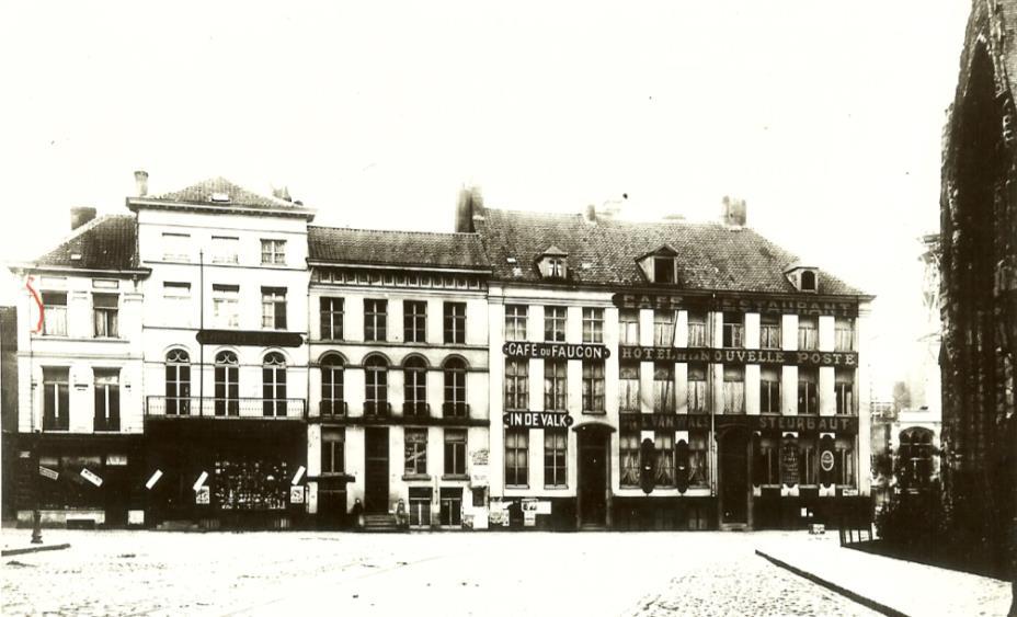 De kleine Korenmarkt was het verlengde van de Veldstraat. rechts zie je nog de zijgevel van de St Niklaaskerk.