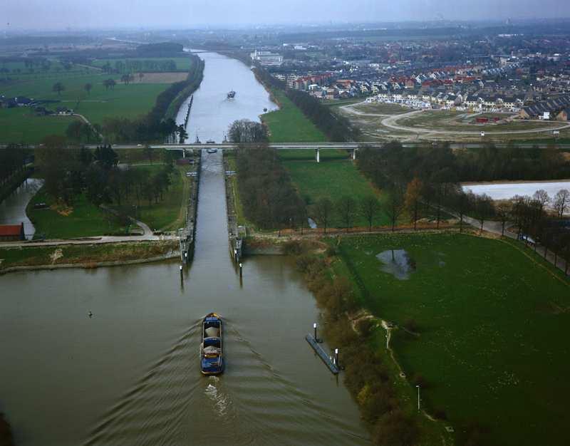 eeuw. In Tabel 1 zijn de karakteristieke afmetingen van het sluiscomplex weergegeven en in Figuur 4 is een overzichtsfoto weergegeven.