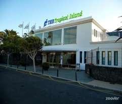 El Hotel THB Tropical Island ****( 4 sterren) Is gelegen in Playa Blanca, vlakbij een typisch visserdorpje gelegen in het zuiden van Lanzarote, dorpje noemt Yaiza Op 5 minuutjes wandelen van het