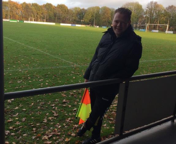 De Sjter besjliste de wedsjtried doordat Hassan en Maarten binnen 2 minuten de 1-2 en 1-3 scoorden. Coach Boes van Roosteren leet zich vervolges nog twee keer van ziene beste kantj zeen.