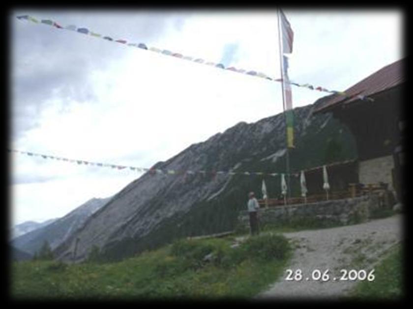 Een Nepalees is er tevens van overtuigd dat hij enkel maar in de Hemel kan geraken als hij gebedsvlagjes in de richting van de Hemel hangt. Rond de hut hangen er dan ook originele gebedsvlagjes.