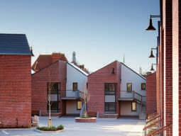 Voor het McKee Court Senior Citizens Housing -project besliste u om op de daken met vezelcementleien te werken. Welke voordelen bieden dergelijke leien?