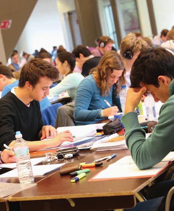 STUDIEONDERSTEUNING Beginnen aan universitaire studies betekent een grote verandering en aanpassing. De groep studenten waarin je terechtkomt is groter en de hoeveelheid leerstof omvangrijker.