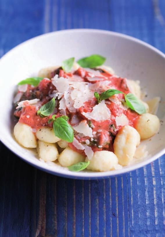 snelkoker 15 min. Snelle gnocchi met romige tomatensaus & spinazie, omdat gnocchi in 3 minuten beetgaar is.