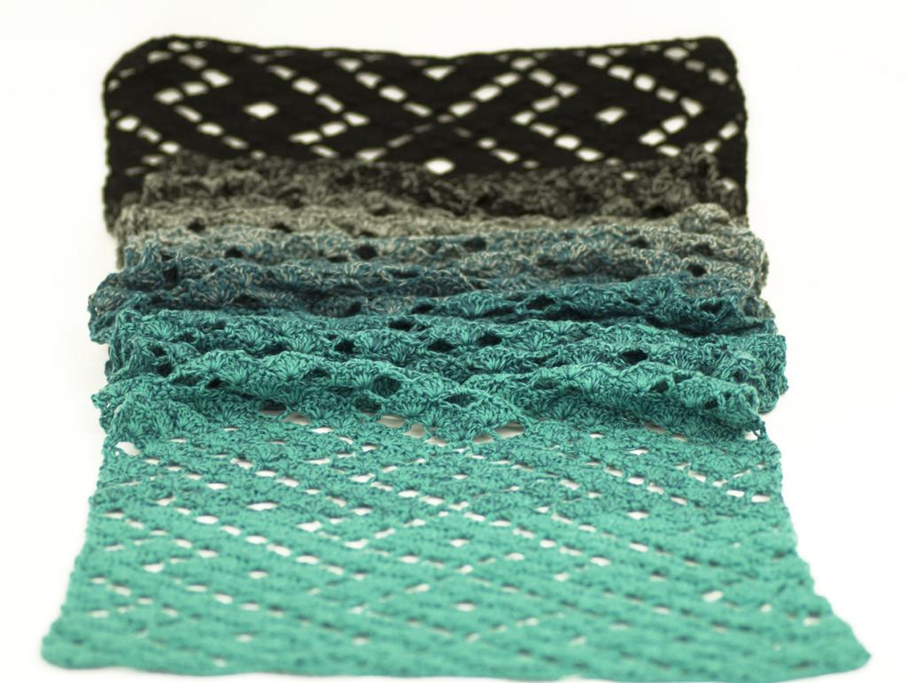 Green Eyes Haakpatroon shawl 6-2017 Breedte: 28 cm Lengte: 187 cm MATERIALEN Voor deze shawl heb ik gebruik gemaakt van de volgende materialen: - Durable Colourful (50 % katoen, 50 % acryl) 200 gram