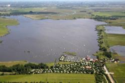 Uitstapje ouderen van wijk 5 Omdat er in de zomer meestal weinig activiteiten zijn en de familie vaak op vakantie is, hebben we drie jaar geleden voor het eerst een uitstapje georganiseerd in deze