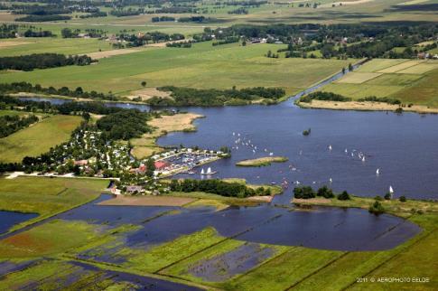 Zomers uitstapje wijk 4 Hoe is het om van huis opgehaald te worden, door het mooie landschap rond Peize, Roden en Leek te rijden, en uit te komen bij het Leekstermeer, alwaar je lekker kunt gaan